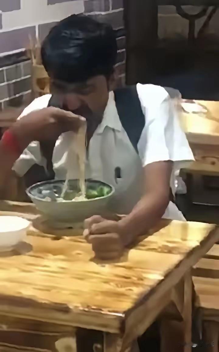 一印度人在面馆吃面条，被路人拍下！看着像是拉面，吃的还挺香，是不是习惯或者能不