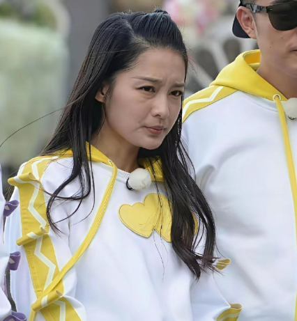 李沁当年录制跑男纯素颜，没修饰美得真实！​​​