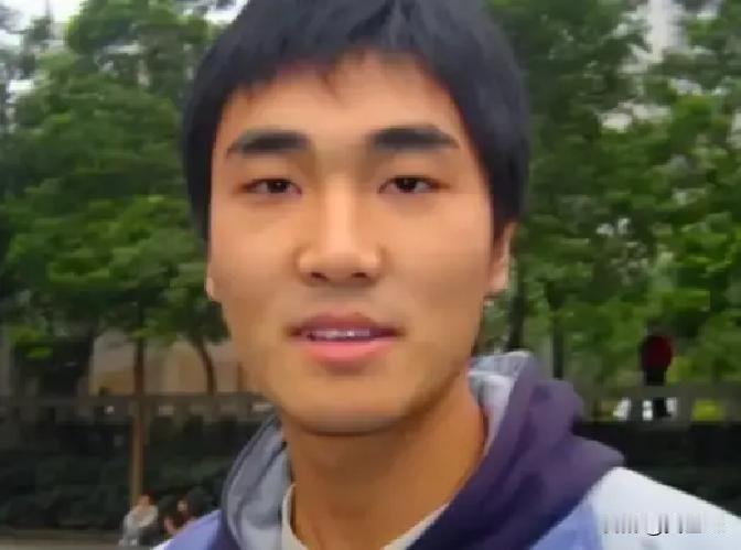 2006年，贫困大学生向海清向媒体怒斥，“每月就给我500块，资助不起装什么孙子