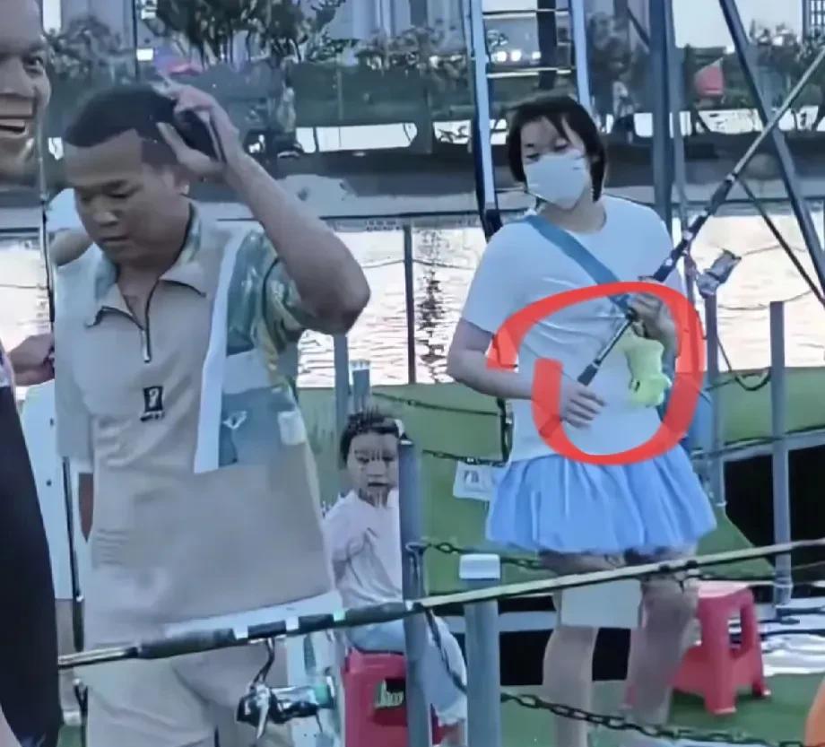 图上看穿着裙子和爸爸一起垂钓的婵宝好像又发福了！宽松体恤好像也能证明婵宝体型的