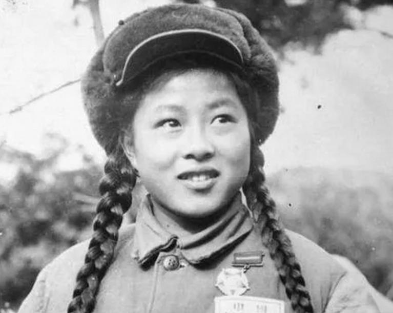 1979年，我国女翻译刘禄曾在美国访问期间，突然发现一名美国男子一直盯着她看，几