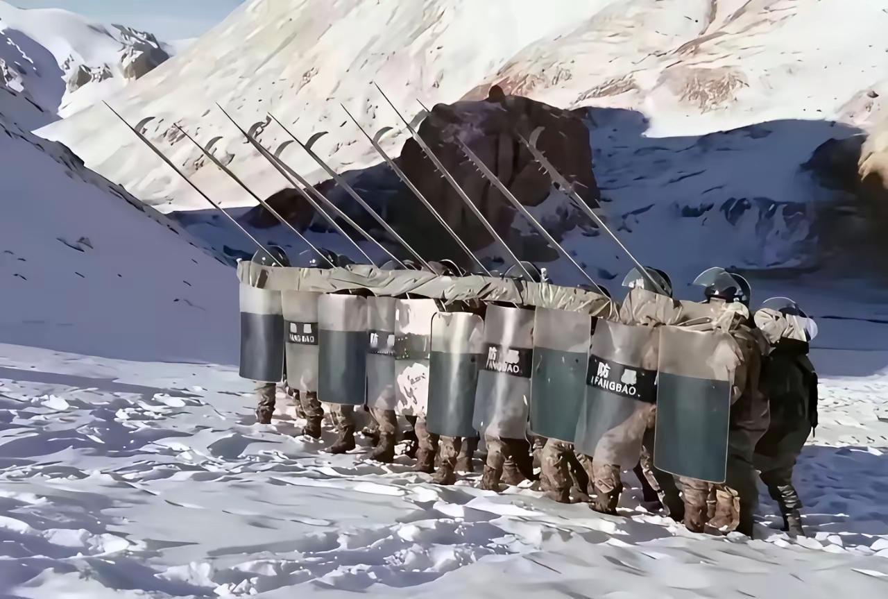 有时需冷兵器守卫边防，其杀伤力同样令来犯之敌胆战心惊，是不是颇像古人使用过的“方