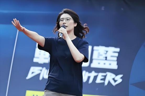 四问郑丽文：一问：郑成功收复台湾时，征求台湾当地人的意见了吗？二问：康熙收复台湾