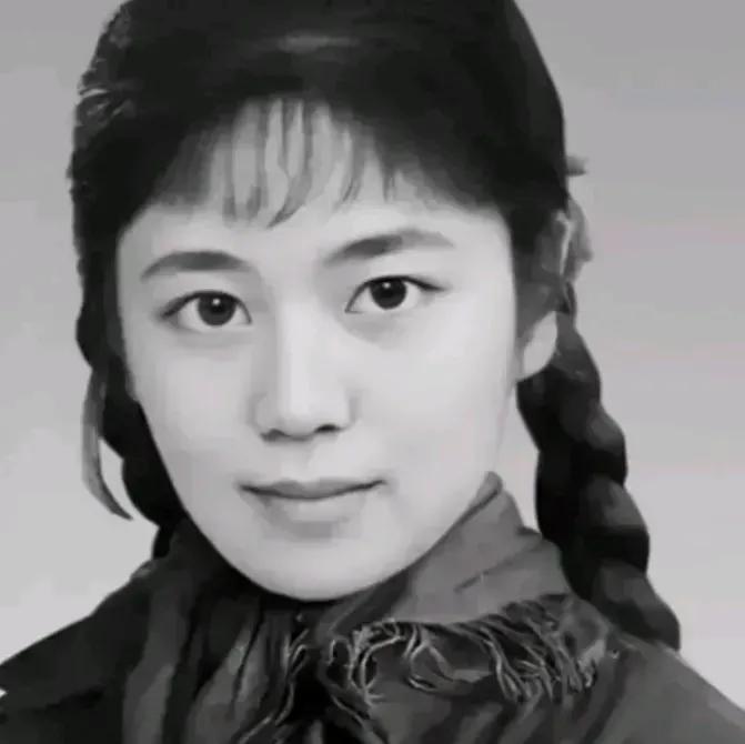 1977年，女知青收到一封信后，主动嫁给农民，新婚夜，她对丈夫说：“为了你，我愿