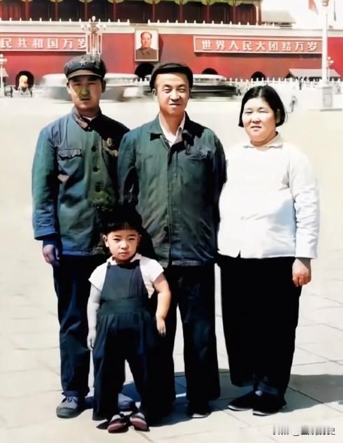 “铁人”王进喜最后一张全家合影这张珍贵合影拍摄于1970年7月！在1970