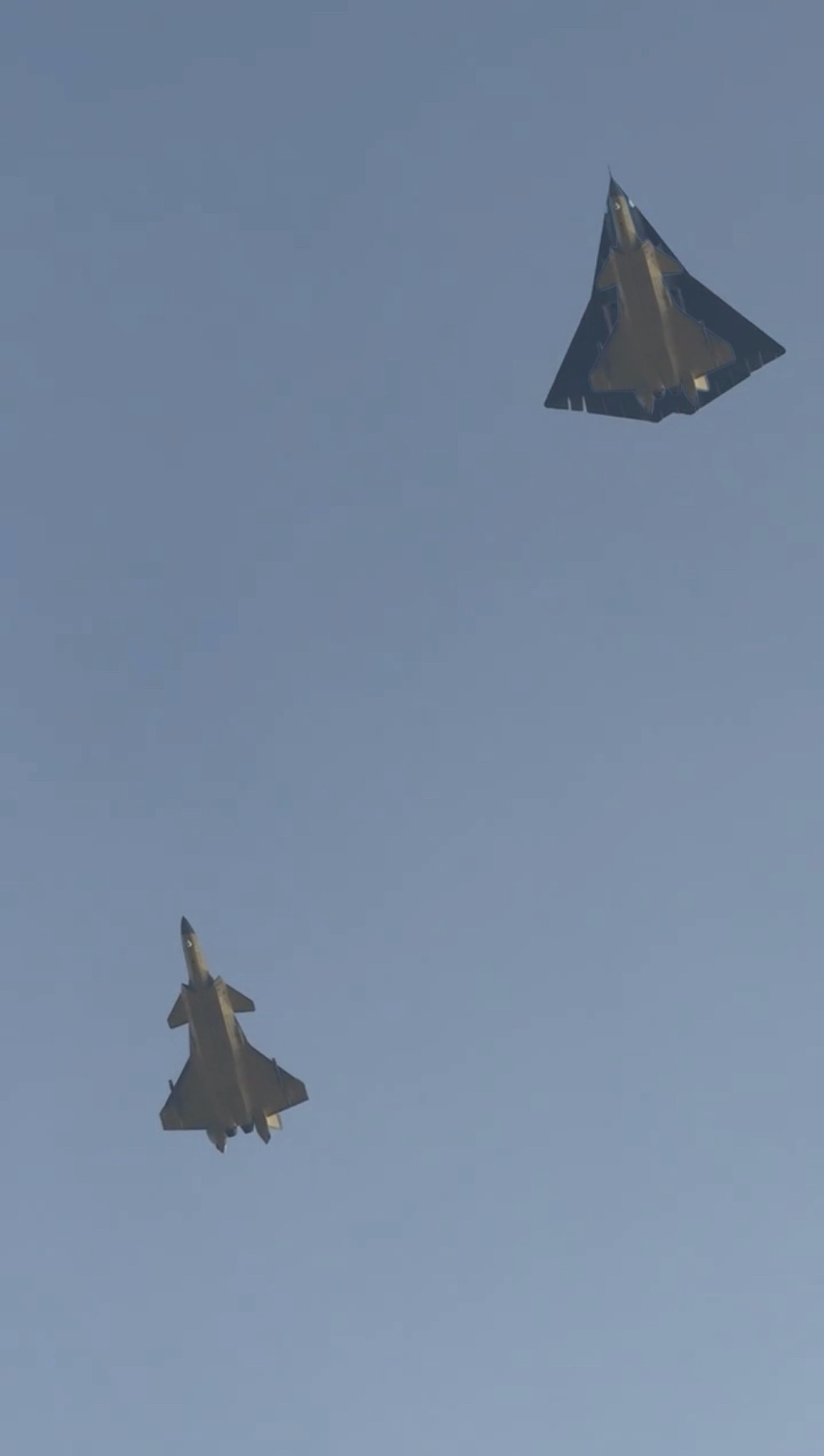 南六首架原型机和J20S的直观对比图[墨镜]图源网络烽火问鼎计划中国六代机首飞