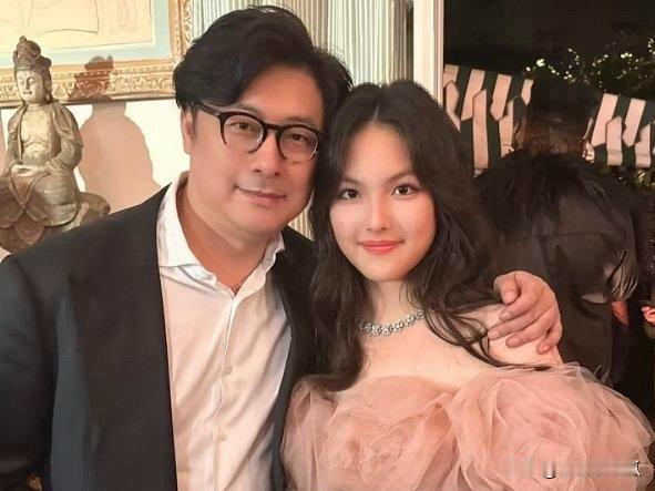 不说不知道王诗龄爸爸是央美出身，油画系毕业王诗龄爷爷师从吴冠中，著名画家你