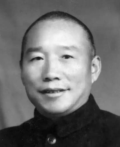 1948年，国军一个伙夫和大部队走散了，被解放军拦下，解放军给了他2块大洋就让他