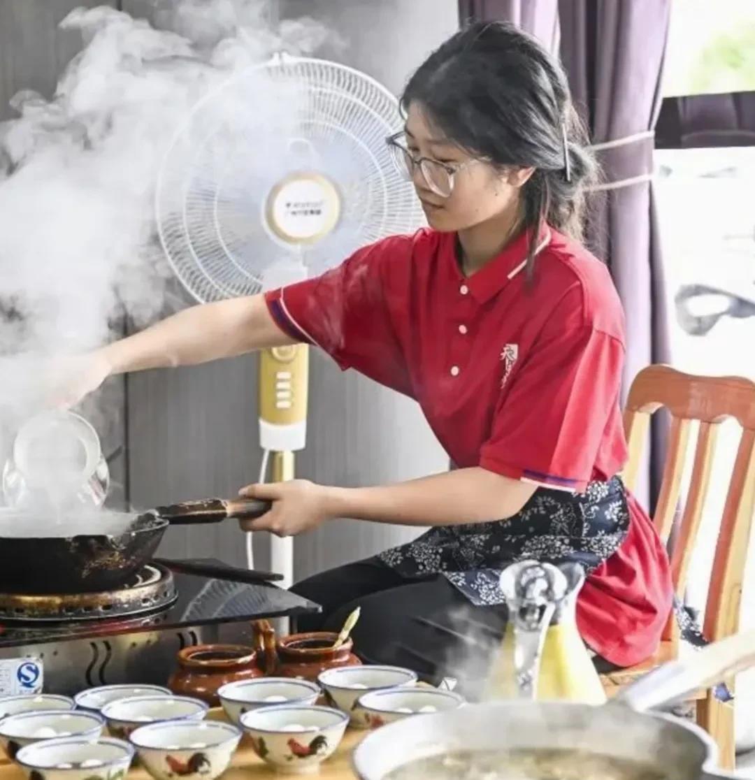 “扁担女孩”的高考成绩也出来了，不是网上说的六百多分，而是老师口中的“达到预期”