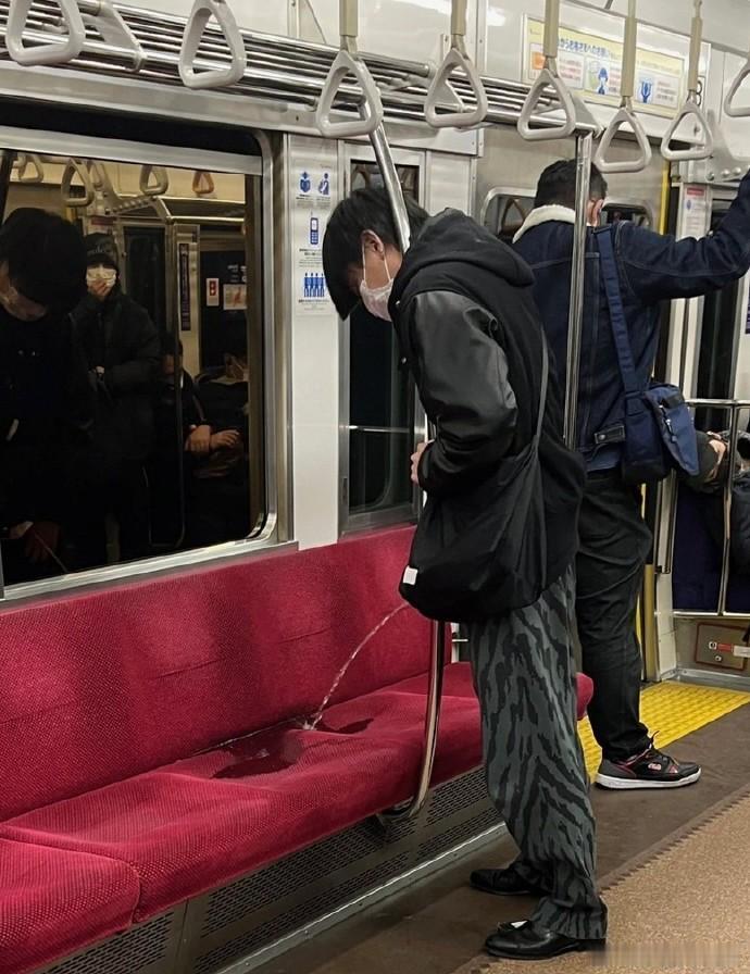 哈哈，这就是日本人。这就是秋田道哥。[笑着哭]满世界跑去捡垃圾，然后在国内处处留