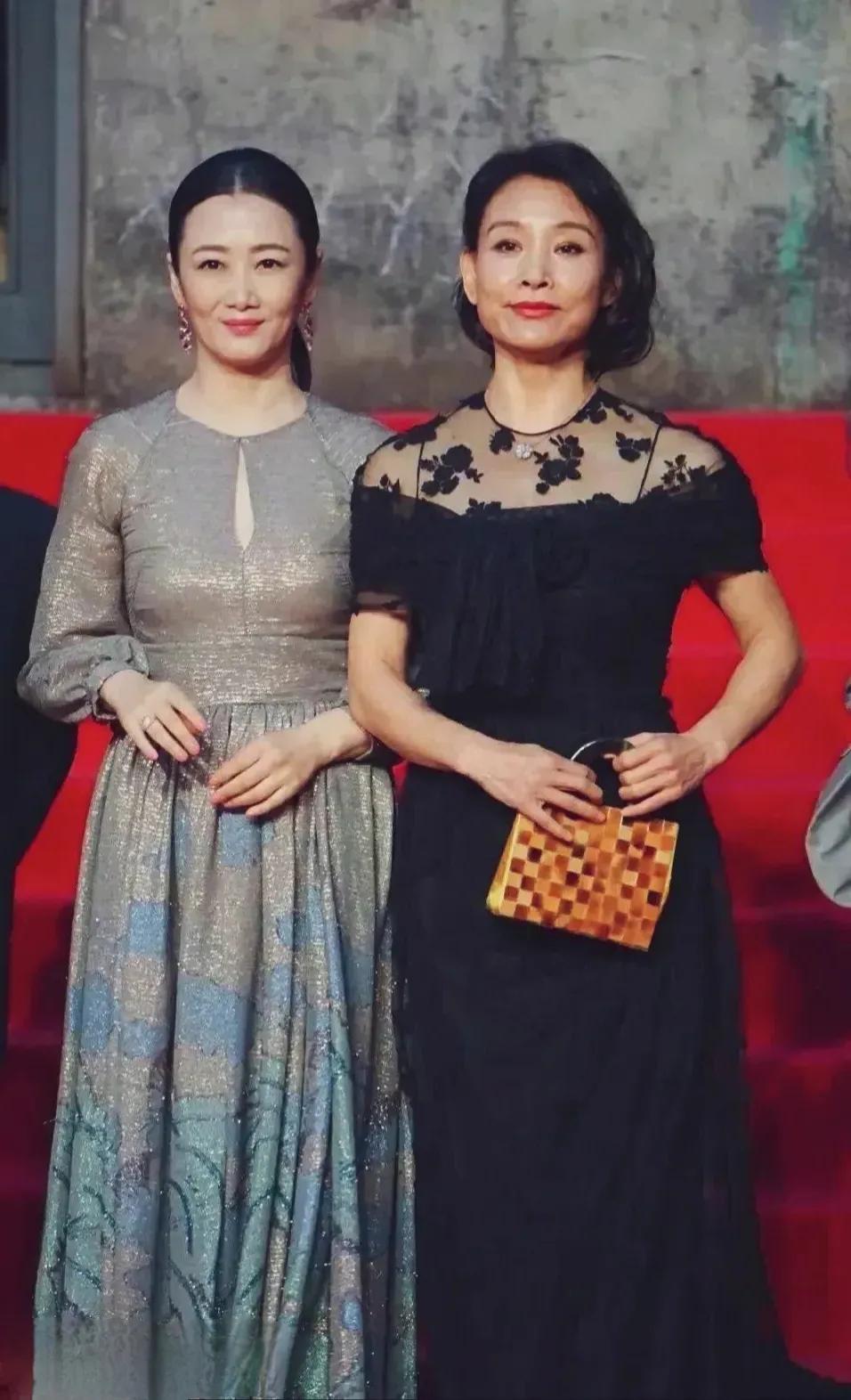 和陈冲合影的这位美女你认识吗？她参演过不少经典的电影，他老公也是一个知名人士，是
