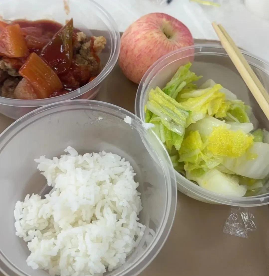 #记录我的一日三餐#一荤一素加个苹果，午餐就解决了