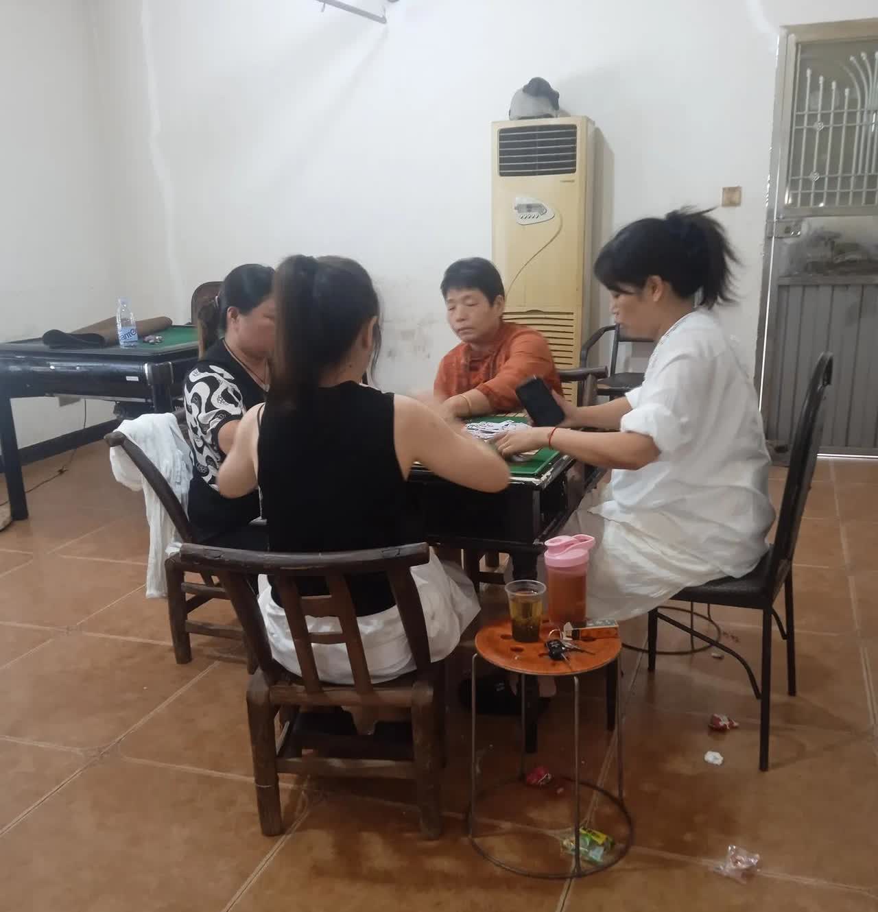 开麻将馆的老板们，你们是否觉得，挣点茶水费是真的很难？今天下午组了四桌，由于