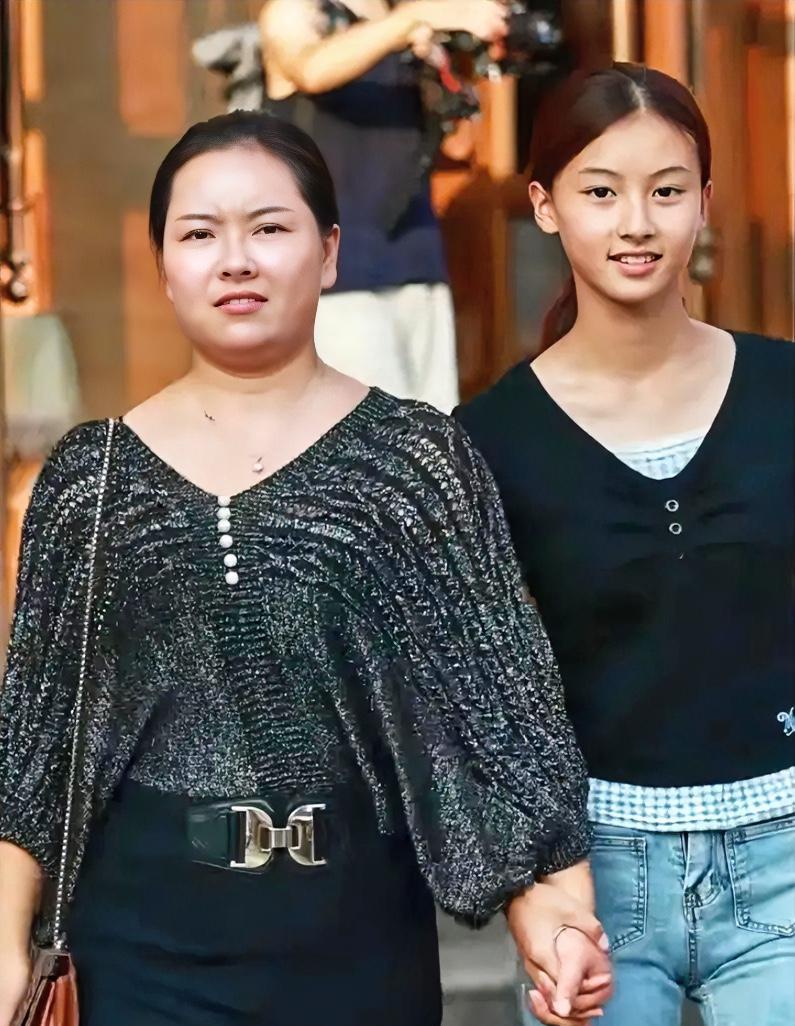 七七妈真的太着急了仅仅5天因街拍走红的七七已经在县城商场参加商业活动7月
