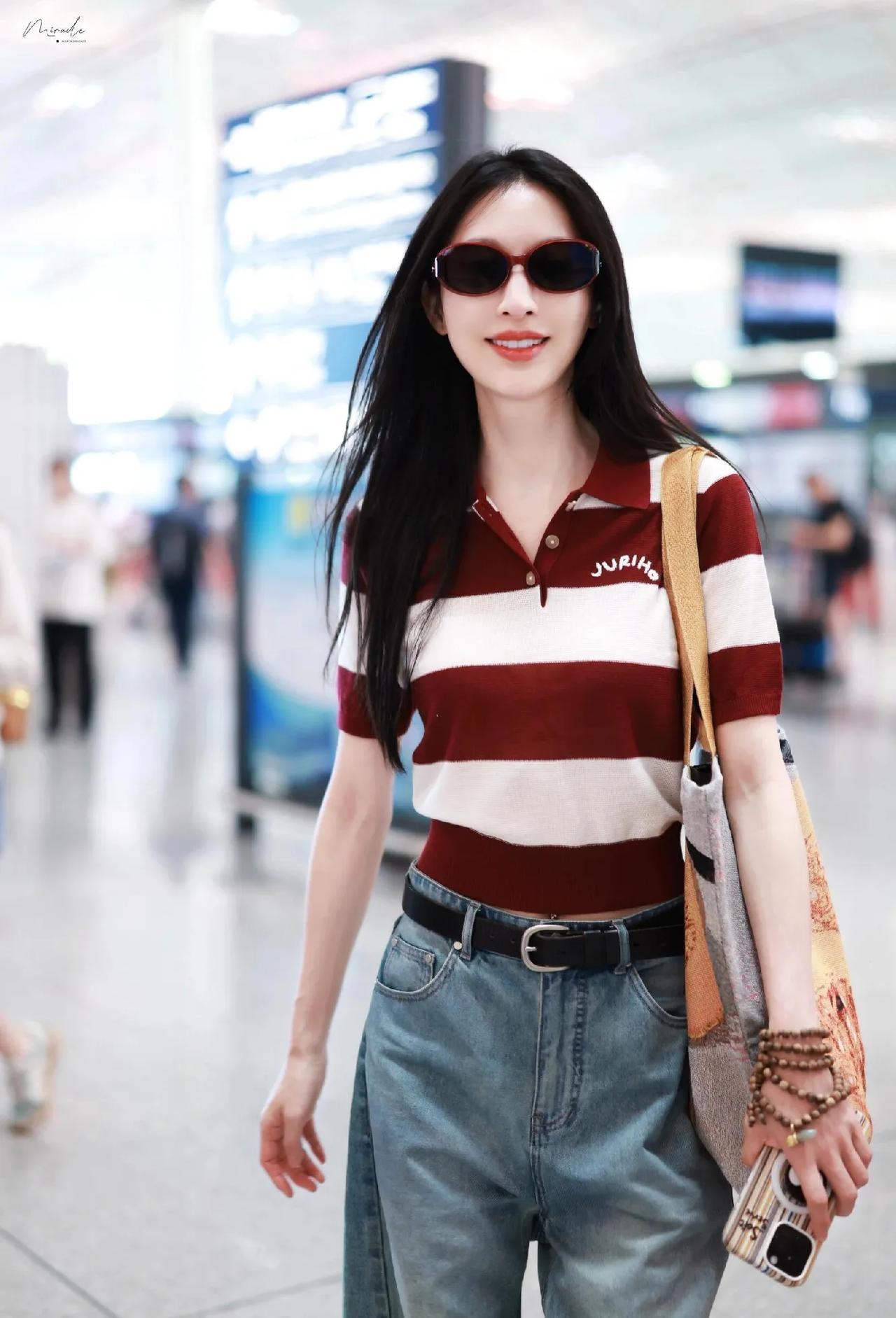 张俪这身穿搭也太会了！❤️红白条纹polo衫+弯刀牛仔裤，复古又时髦。短款