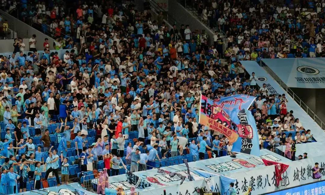 别指望张源戴伟浚拯救深圳足球了。真正的棋局，新鹏城早就换了打法。张源在北京