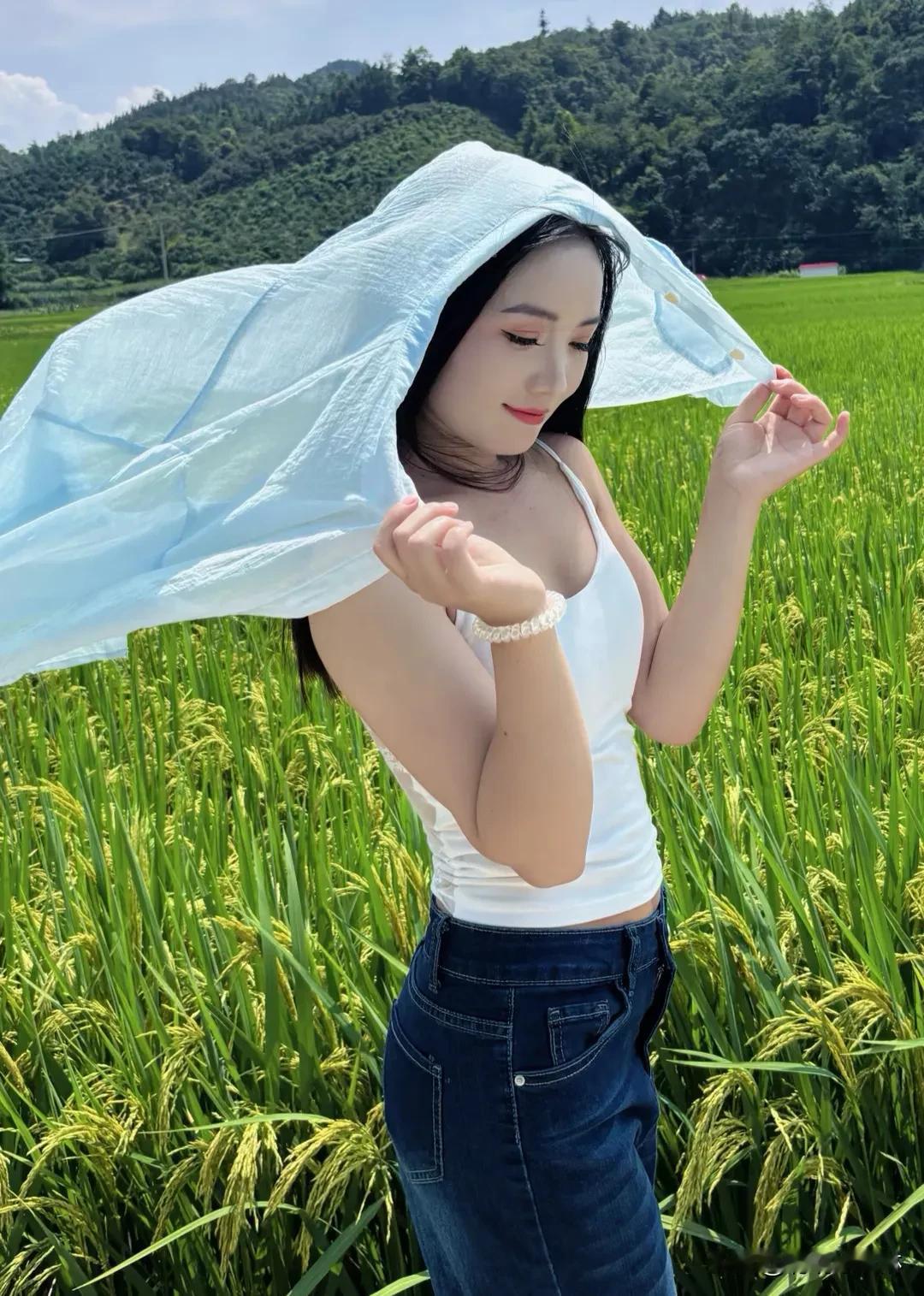麦浪翻涌，阳光正好，素颜出镜，自在如风。不追繁华，只爱这片金黄，
