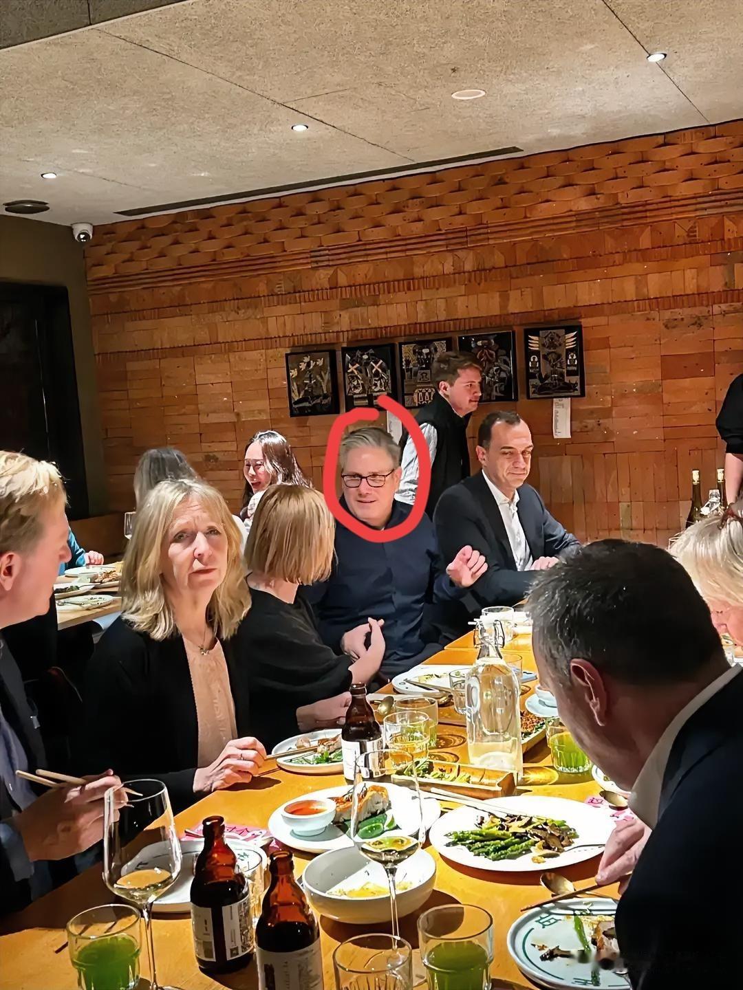 英国首相斯塔默到北京的第一天，没有去吃火锅，也没有去吃北京烤鸭，而是直奔