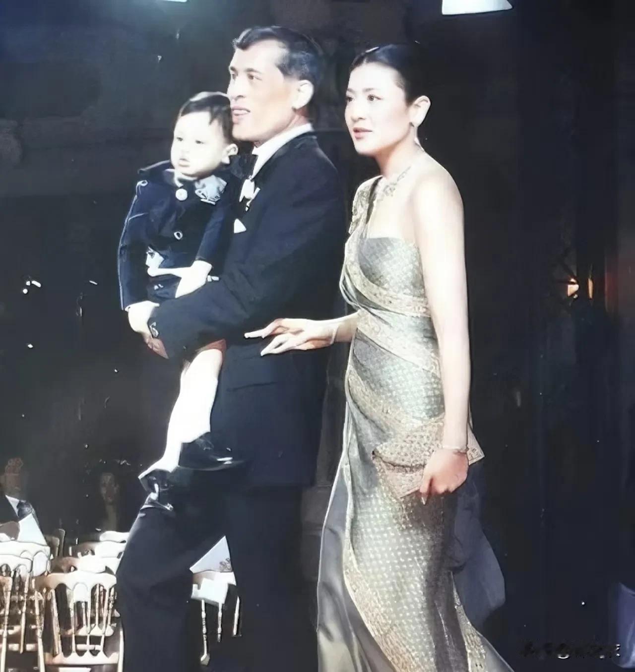 泰王爱西拉米，我感觉就是天大的笑话，因为爱一个人会不给她面子，会让她在那么多人面