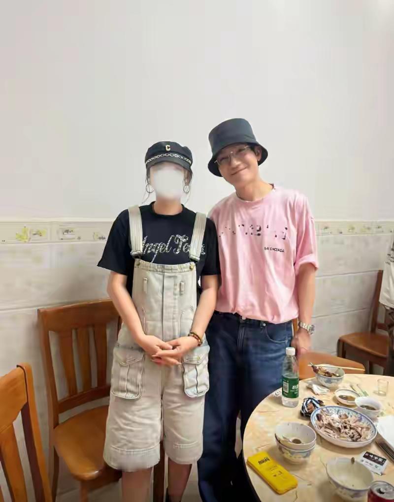 “陈楚生大年初二海南走亲戚，全程不喝酒展真性情，妻子罕见出镜颜值惊艳！”大年