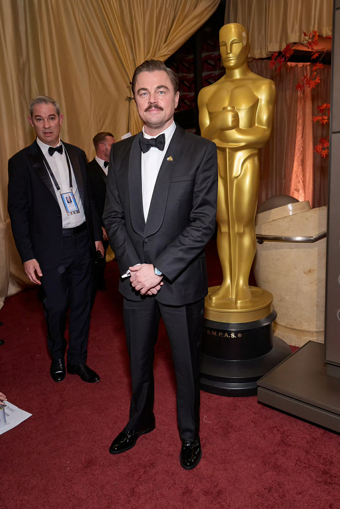 出席98届奥斯卡颁奖典礼的莱昂纳多·迪卡普里奥，搞了一个八字胡造型，身穿的应该是