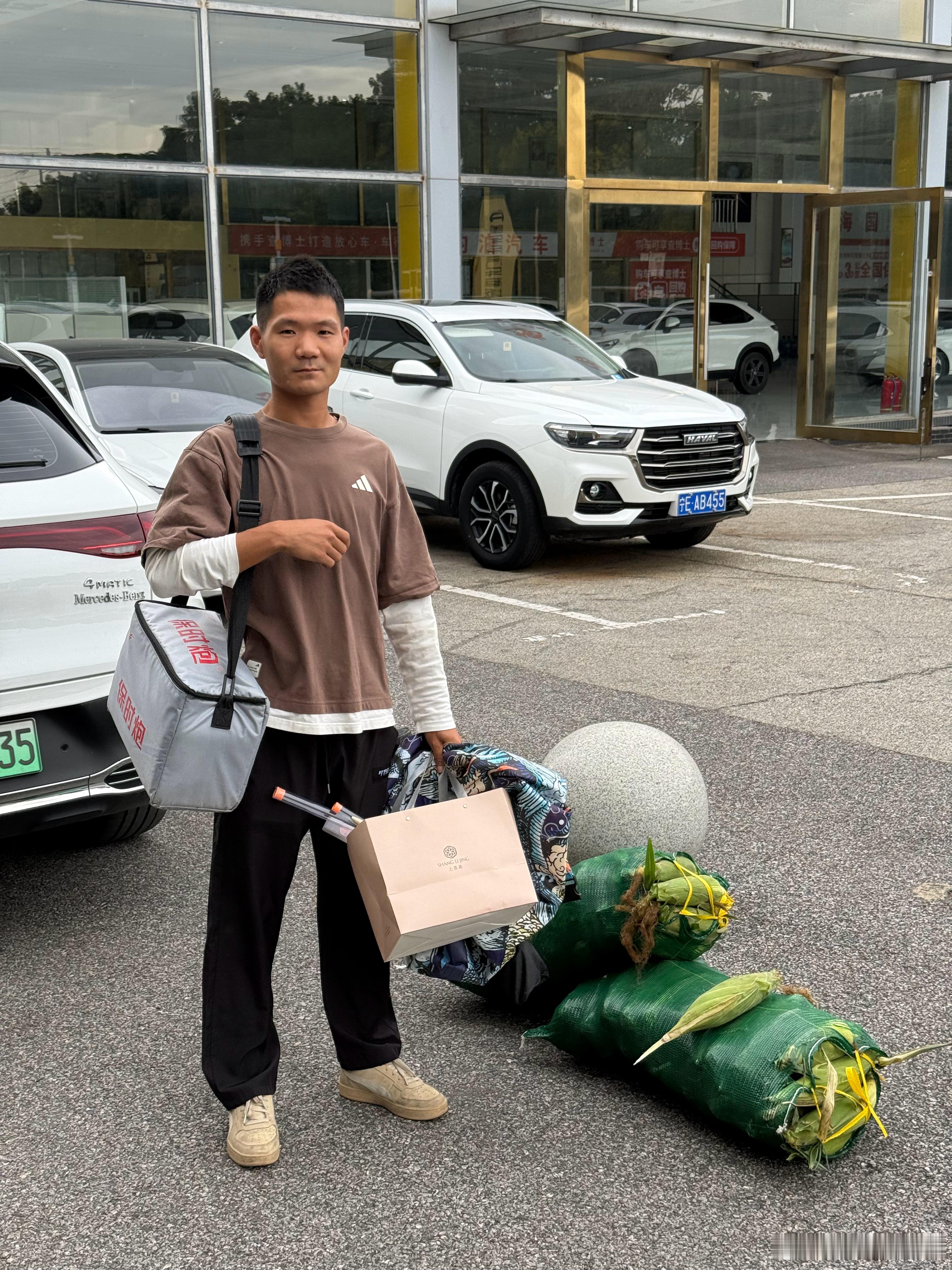 照片名：30岁中登和他的玉米​​​