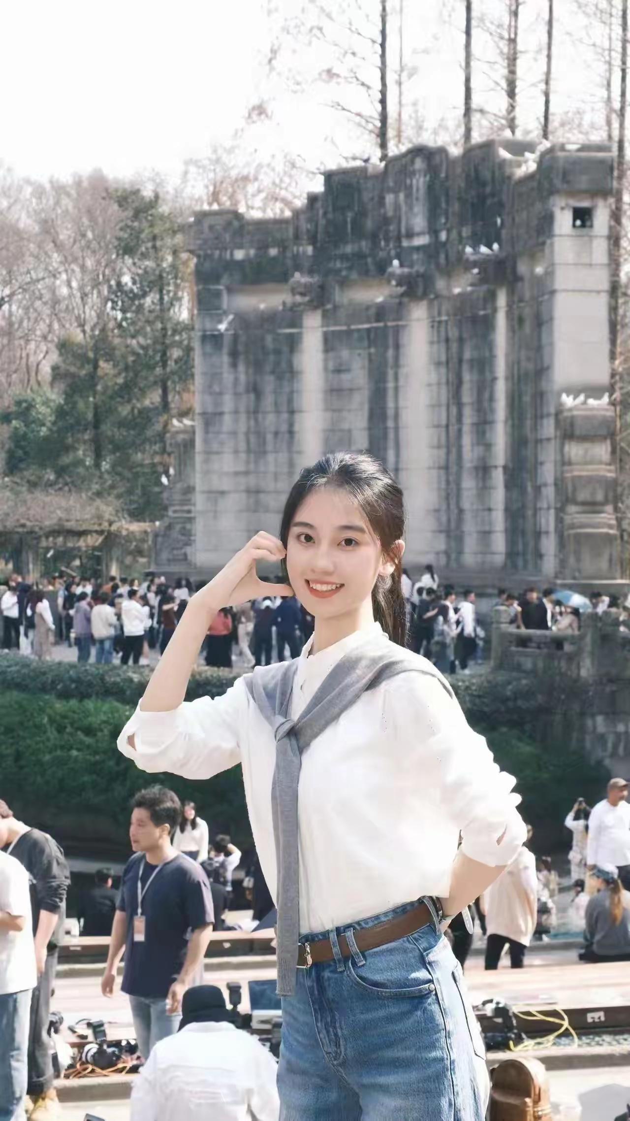 笑靥如花映古墙，岁月静好似流年。