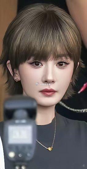 杨幂很长一段时间营销通稿都是少女40岁，离异，有娃，最近出镜短发造型​​​