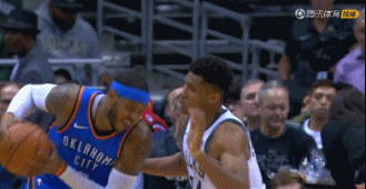 安东尼转身过字母哥，被帽了，一次极致的进攻和防守。