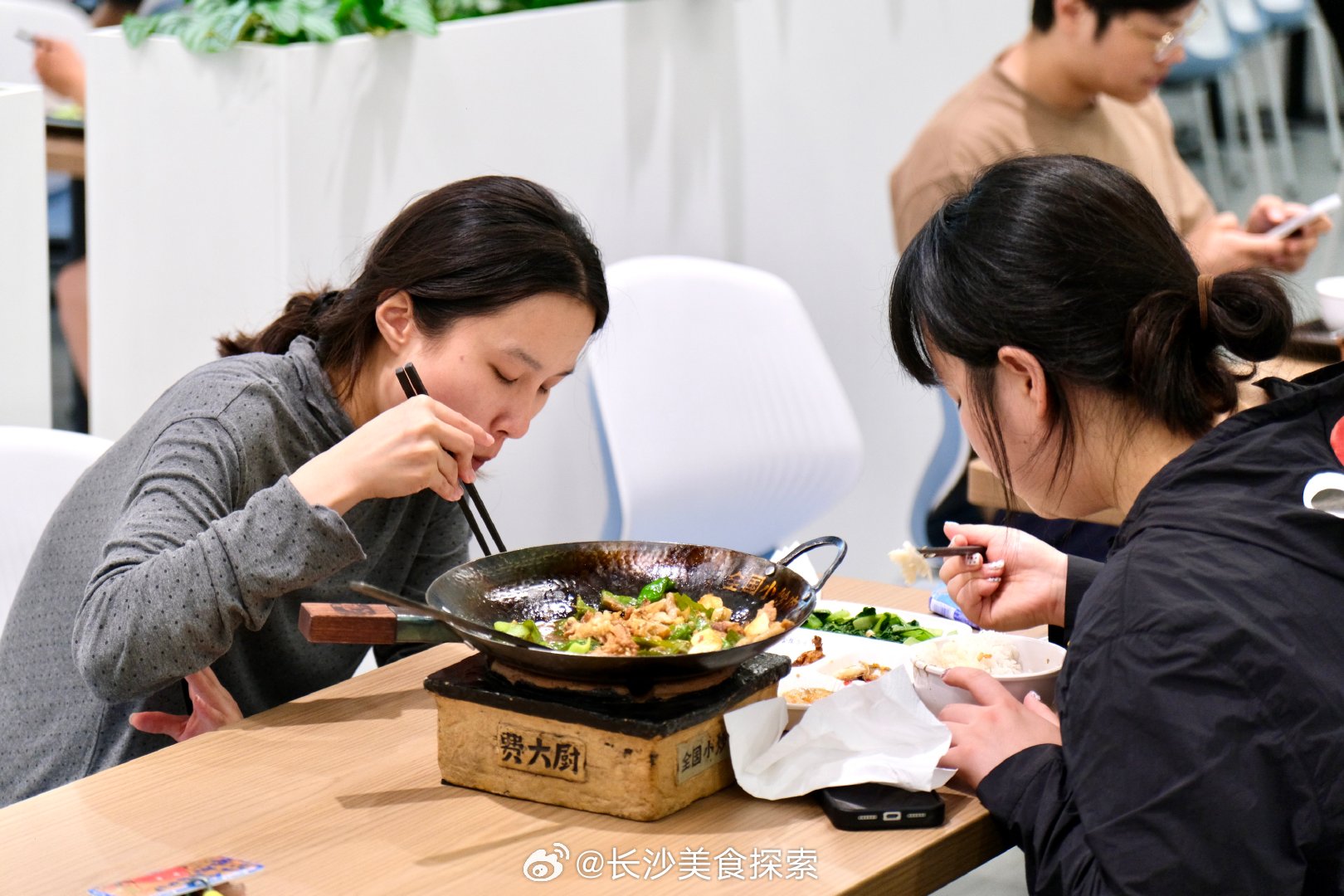 【非遗进校园！长沙中南大学食堂吃费大厨辣椒炒肉】6月17日中午，长沙中南大学潇湘