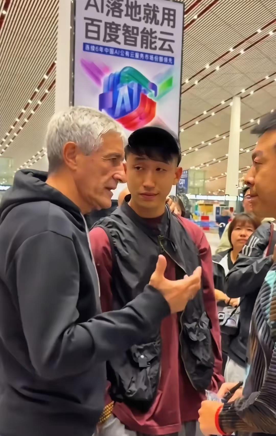 塞蒂恩凌晨离京，球员仅张源首都机场洒泪相送！塞蒂恩这就走了，凌晨离京回欧洲。据