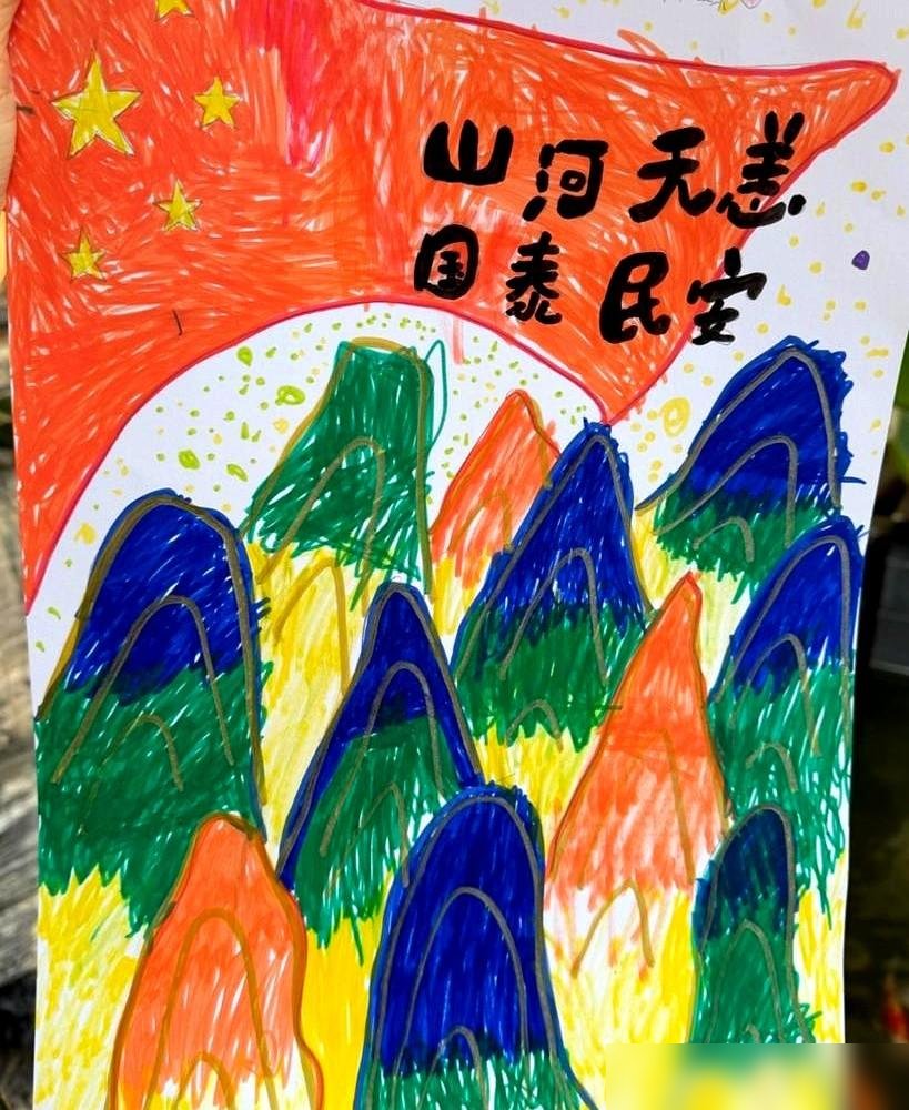 章子怡的亲嫂子，结婚20年，愣是没蹭过小姑子一回热度。殷旭晒全家福，庆祝跟章子男瓷婚。老两口穿得红彤