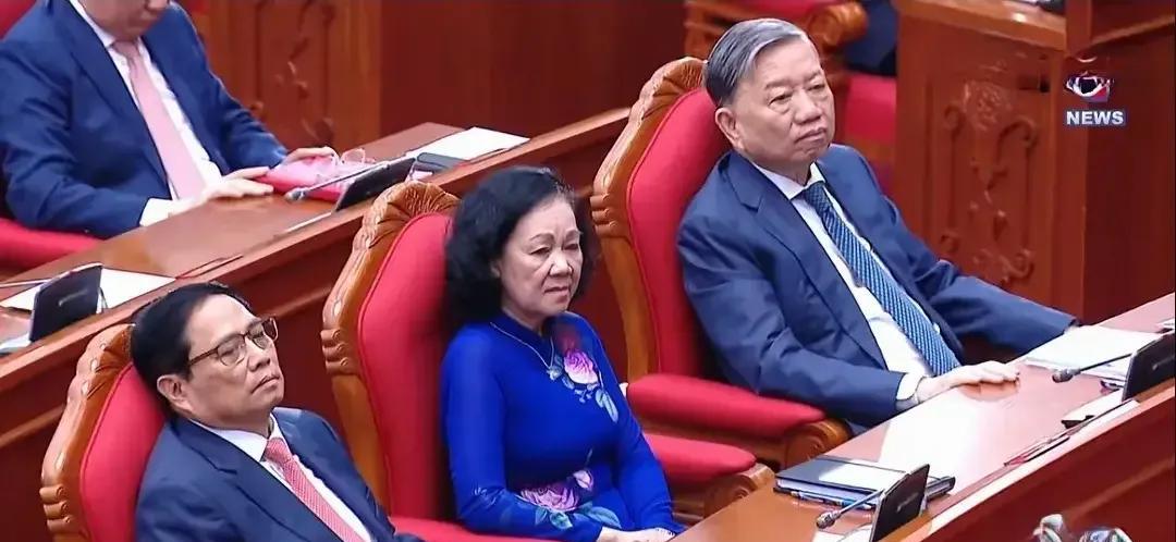 松弛感！现在范明政已经不会这么坐了实际上，越南开会时还是挺民主、挺松弛的，有的