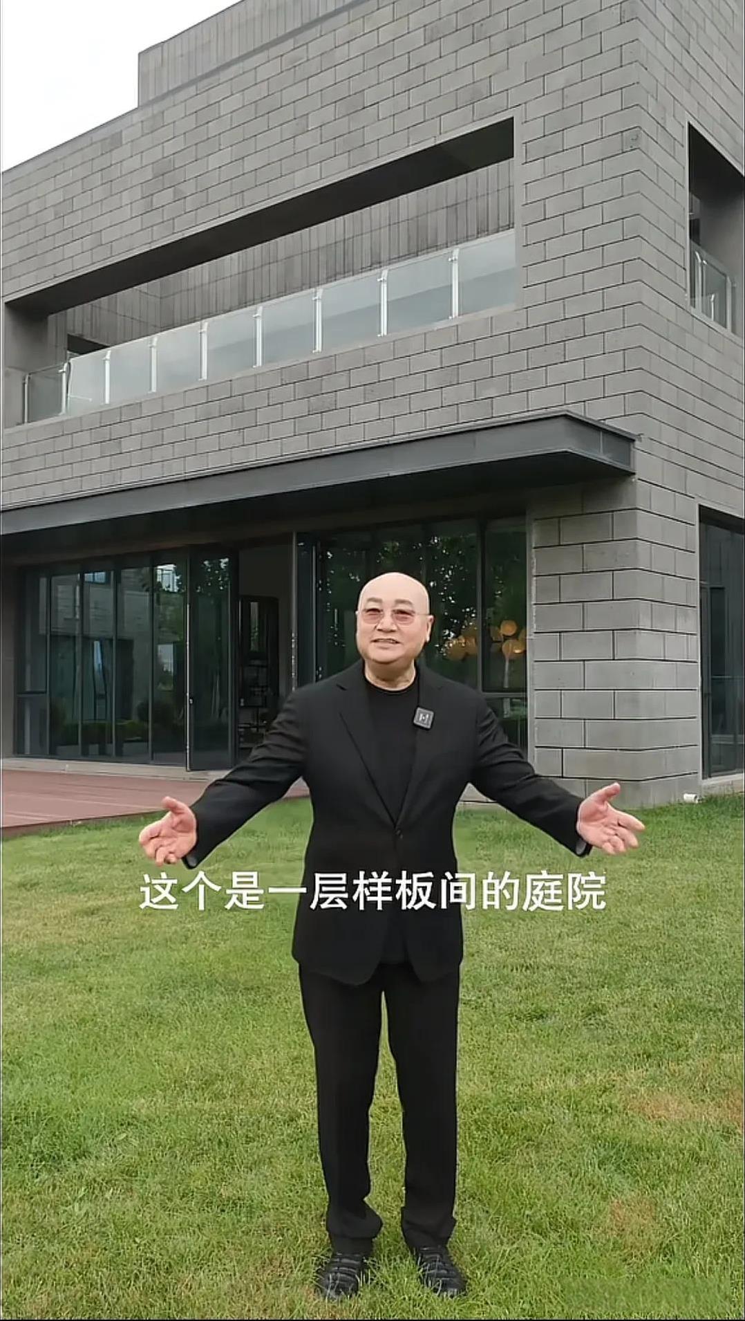 迟重瑞站在京杭大运河边，对着镜头推销通州运河商务区富华置业开发的独栋别墅。这已