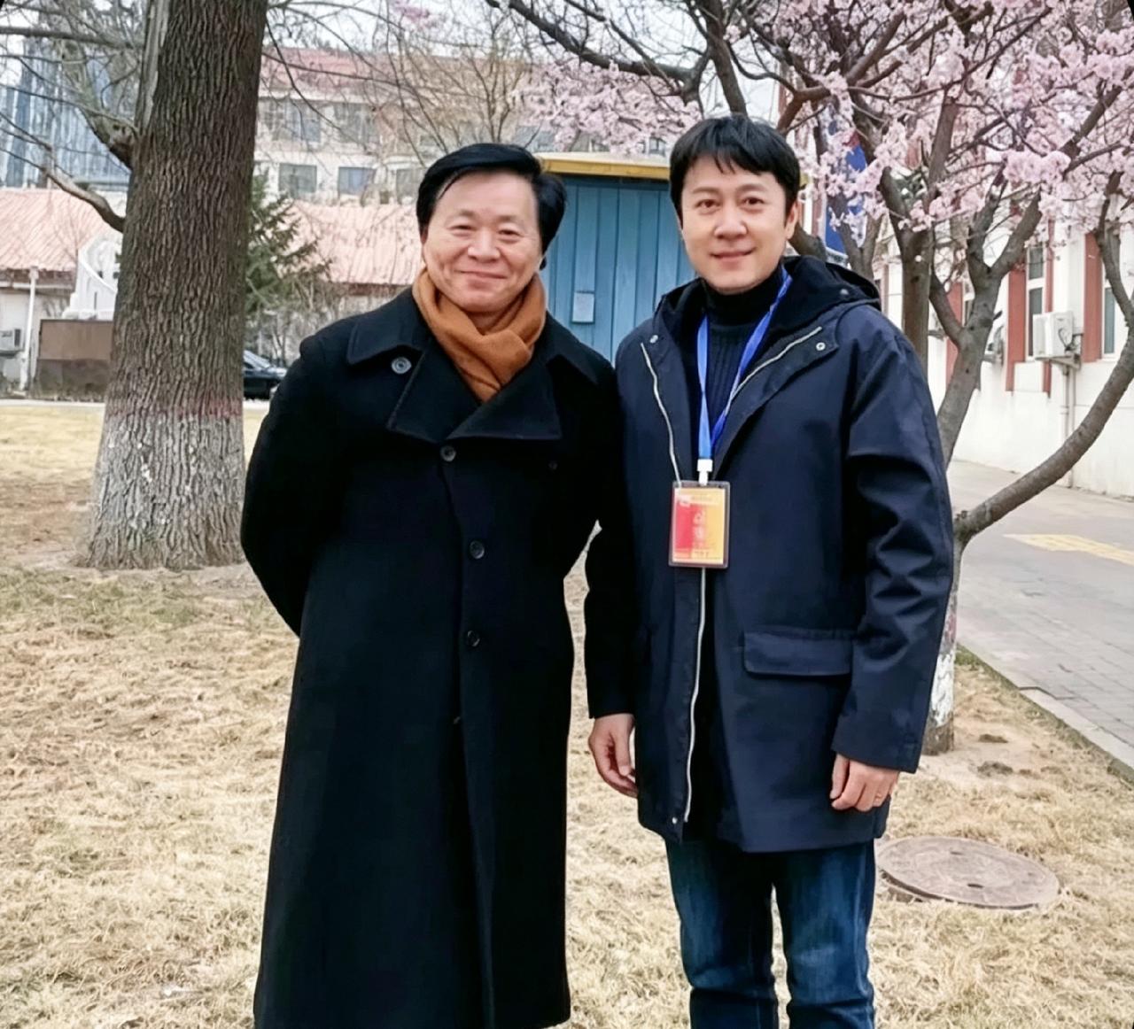 看见王宏伟和蔡国庆2025年春天在天津音乐学院这张合影，挺有感触。老蔡戴着胸牌来
