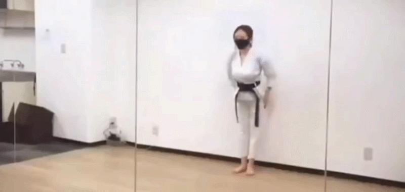 上去去切磋，你觉得能赢吗？直接拖入地板是不是会好一些？从她的出招动作来看奶