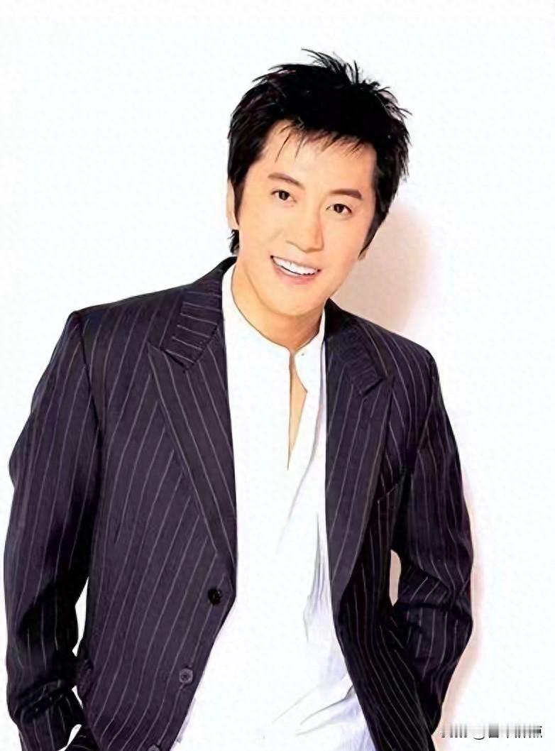 白衬衫还在衣柜里，心雨播放量破八千万，他最近在东莞工厂礼堂唱了三场。他没消失，