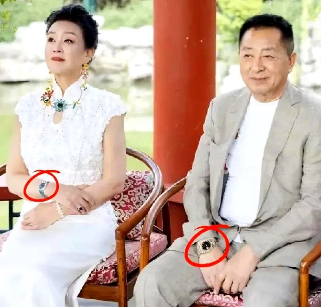 其实从很多细节就能看出来张兰对汪爸爸的这份感情！张兰和汪爸爸的合影，简直让人