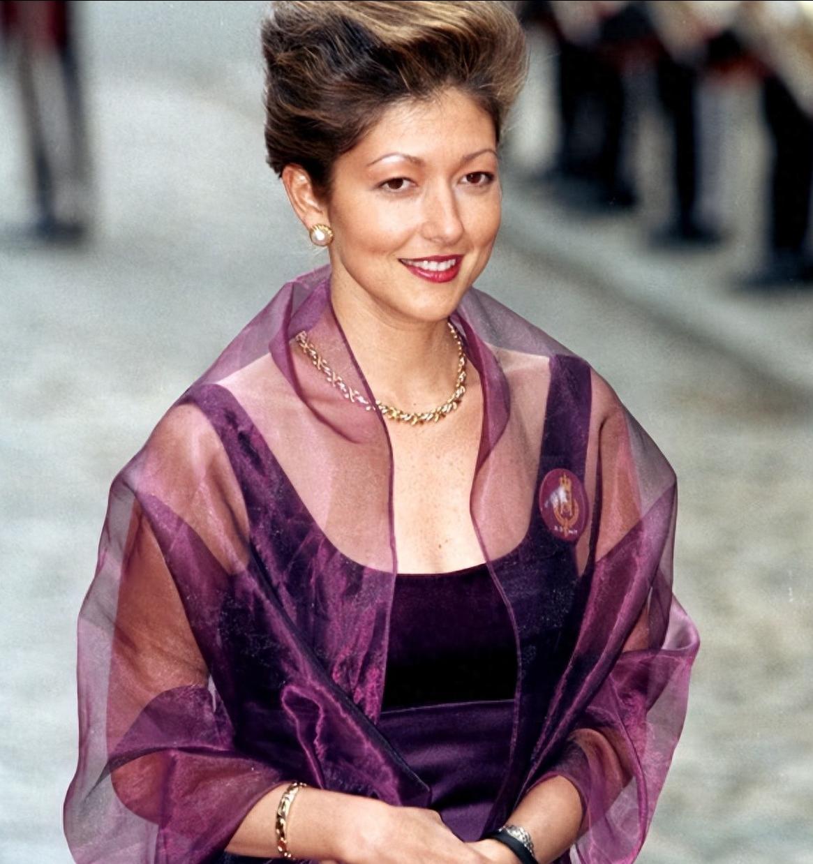 不愧是欧洲第一位华裔王妃！丹麦华裔王妃文雅丽，罕见带着27岁大儿子回香港娘家，母