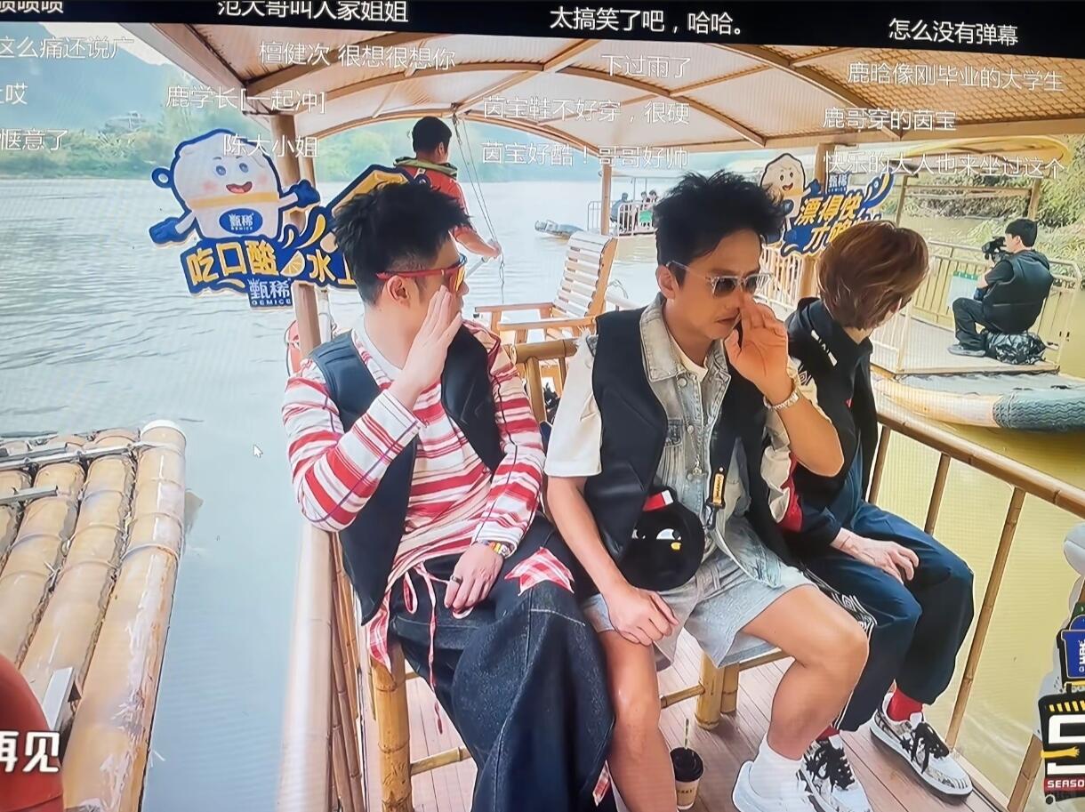邓超整活，核心就是毫无包袱、极度抽象、即兴炸场，从《跑男》到《五哈》再到各大晚会