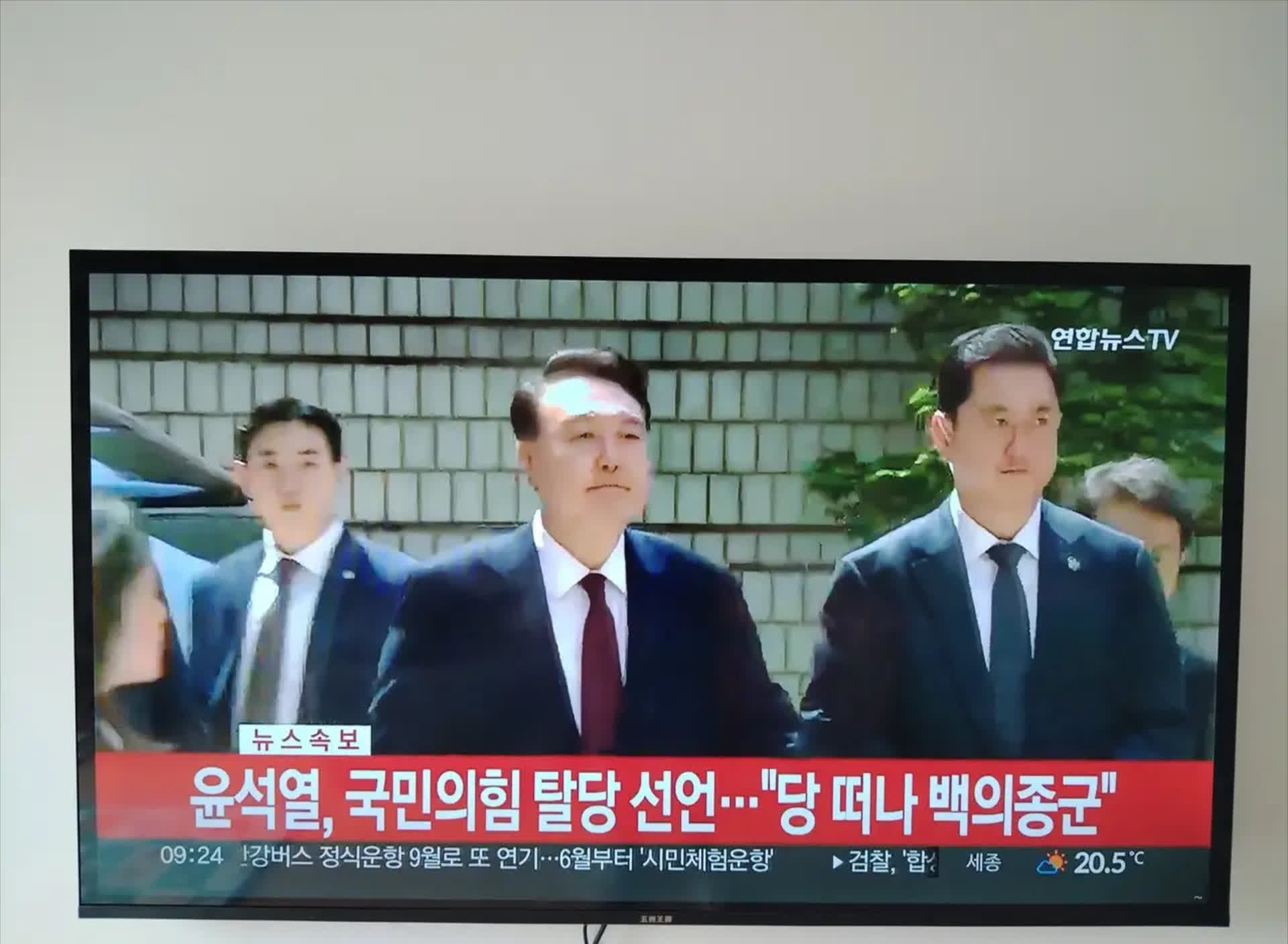 韩国前总统尹锡悦今天宣布退出国民力量党。刚刚尹锡悦在他的网页上，宣布：“今天