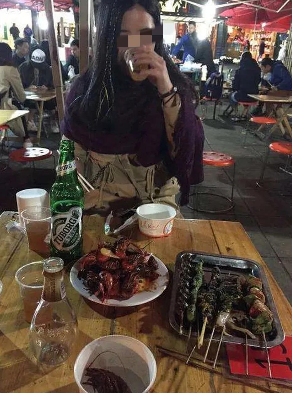 四川凉山，女子到烧烤店喝了酒后，又跑到KTV继续喝，喝到凌晨，酩酊大醉，朋友们说