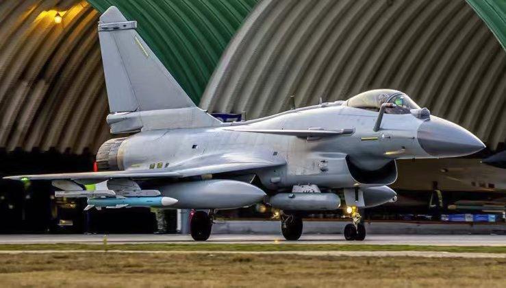 歼-10C战斗机，他是髪国“阵风”最严厉的慈父。现在，歼-10C翱翔在德黑兰上空