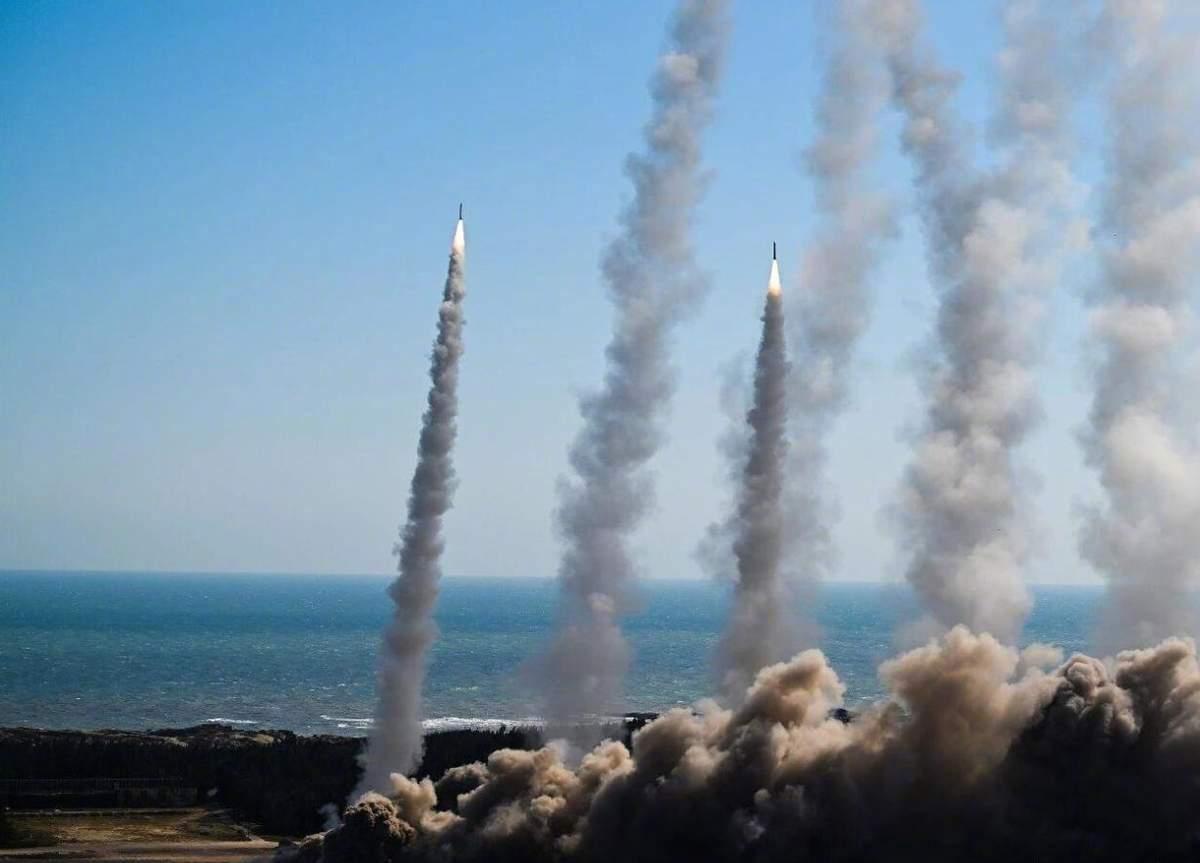 2025年十大热门兵器，电磁弹射航母，东风-5C上榜，再加上一款杀伤率最高的兵器