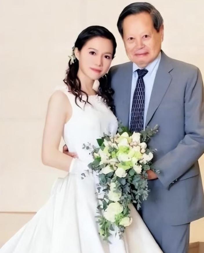 都以为翁帆只得了清华公寓的使用权，殊不知杨振宁留给她的，根本不是房子，而是一口“