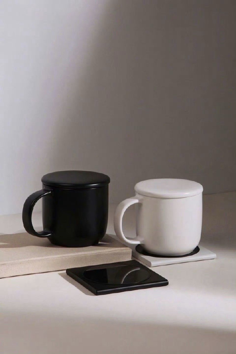 一个成熟的人往往发觉可以责怪的人越来越少，因为，人人都有难处。——亦舒