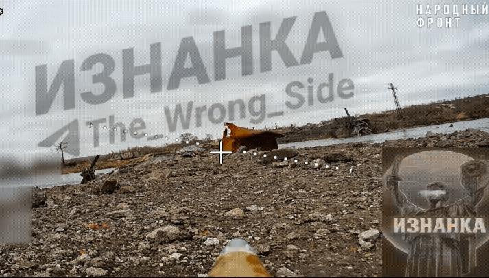 俄军又开始炸桥了，但结果有点尴尬！乌军在库普扬斯克方向修筑了这个简易渡口桥梁，用