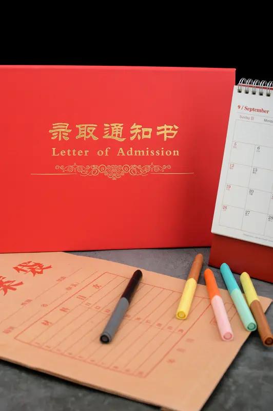 内蒙古女孩收到重点大学通知书，没在家拆，直奔爷爷家！爷爷从旧木箱底掏出油纸包，打
