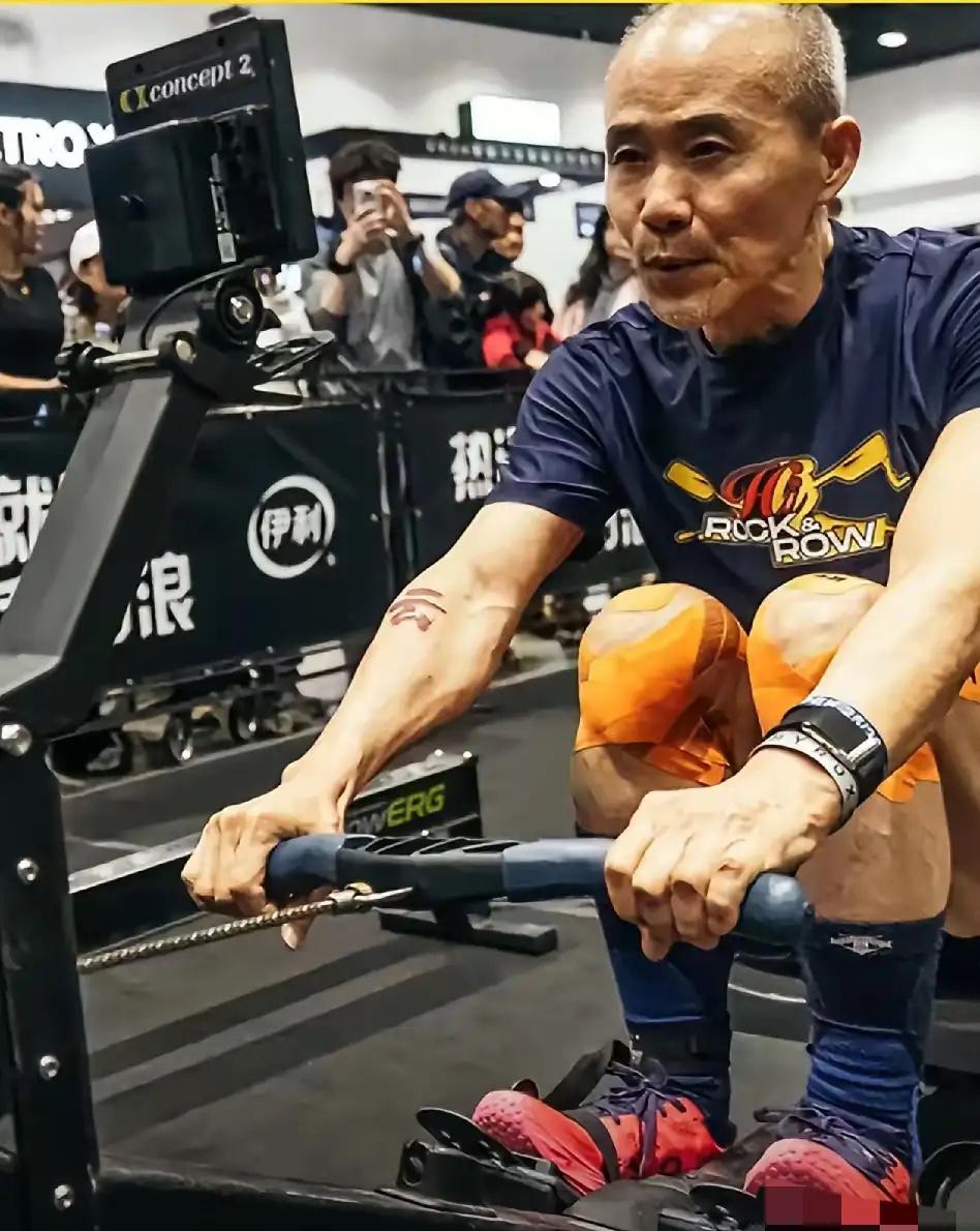 王石，冲上热搜！​3月23日，许久没有消息的王石，突然冲上热搜，不是因为小娇妻