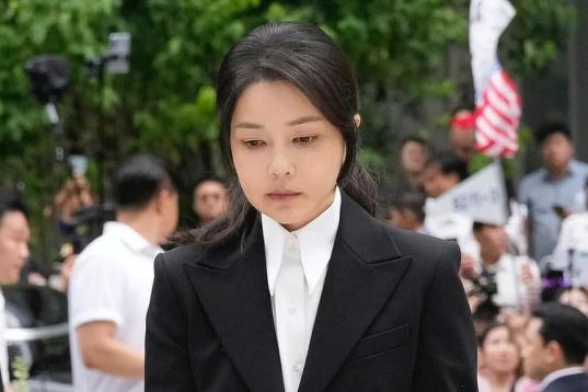 据韩媒5月4日报道，负责调查前总统尹锡悦夫人金建希弊案的独立检察组（简称独检组）